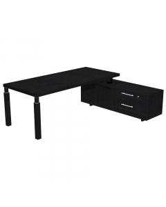 Postazione di lavoro composta da un piano sorretto da un mobile di servizio portante (reversibile destro o sinistro) e da una coppia di gambe in metallo a sezione quadrata complete di piedini regolabili in altezza. Le gambe hanno sezione 70x70 mm sul fust