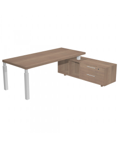 Postazione di lavoro composta da un piano sorretto da un mobile di servizio portante (reversibile destro o sinistro) e da una coppia di gambe in metallo a sezione quadrata complete di piedini regolabili in altezza. Le gambe hanno sezione 70x70 mm sul fust
