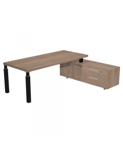 Postazione di lavoro composta da un piano sorretto da un mobile di servizio portante (reversibile destro o sinistro) e da una coppia di gambe in metallo a sezione quadrata complete di piedini regolabili in altezza. Le gambe hanno sezione 70x70 mm sul fust