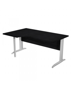 Scrivania compact sinistro sagomata con fianchi metal ad L verniciati effetto cromo. Spessore 22mm. Completi di canalina passacavi e piedini regolabili in altezza e supporto metal. Desktop con bordo anti urto in ABS da 2mm. Dimensioni: 160x60/80/100x72cm.