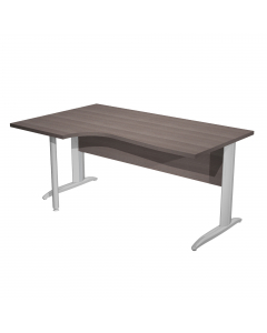 Scrivania compact sinistro sagomata con fianchi metal ad L verniciati effetto cromato. Spessore 22mm. Completi di canalina passacavi e piedini regolabili in altezza e supporto metal. Desktop con bordo anti urto in ABS da 2mm. Dimensioni: 160x60/80/100x72c