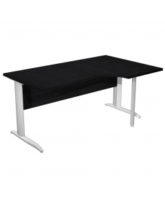 Scrivania compact destro sagomata con fianchi metal ad L grigio alluminio. Spessore 22mm. Completi di canalina passacavi e piedini regolabili in altezza e supporto metal. Desktop con bordo anti urto in ABS da 2mm. Dimensioni: 160x60/80/100x72cm.