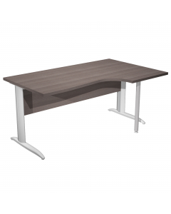 Scrivania compact destro sagomata con fianchi metal ad L grigio alluminio. Spessore 22mm. Completi di canalina passacavi e piedini regolabili in altezza e supporto metal. Desktop con bordo anti urto in ABS da 2mm. Dimensioni: 160x60/80/100x72cm.