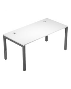 Scrivania per postazione singola dimensioni: L140 x P80 x H74,6cm. Le scrivanie per postazione singola o multipla, sono in bilaminato nobilitato melaminico conforme alle norme UNI e EN classe E1, antigraffio ed antiriflesso, hanno sp. 25 mm con bordo sp. 