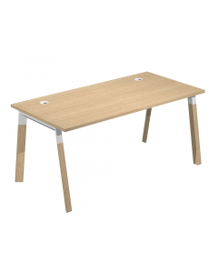 Linea di arredo operativo dal design ricercato con gambe in bimateriale metallo e massello. Piano melaminico spessore 25mm.
Scrivania con gambe bimateriale in metallo e legno massello. Spessore 25mm. Con due anelli passacavi diam. 80mm. Dimensioni: 140x80