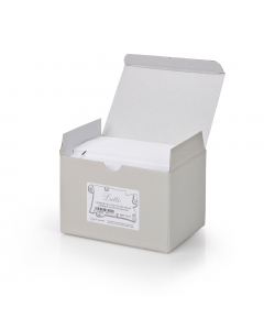 Busta e biglietto bianco con stampa a lutto in angolo. Biglietti da 200gr coordinati a buste con patella e taglio a punta da 85gr. Confezionate in scatole da 100 biglietti + 100 buste.