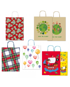 Shopper regalo realizzato in carta kraft bianco con stampe a colori. Dotato di manici in carta ritorta. Assortimento di 5 differente fantasie.
