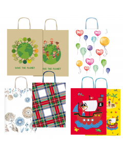 Shopper regalo realizzato in carta kraft bianco con stampe a colori. Dotato di manici in carta ritorta. Assortimento di 5 differente fantasie.