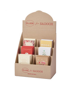 Espositore in cartone con 120 biglietti doppi completi di busta con motivi natalizi assortiti. Realizzati in cartoncino pregiato con stampa a caldo.