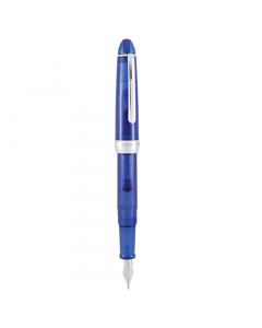 Penna stilografica realizzata con resine acriliche lucidate sia internamente che esternamente. Dotata di clip e finiture in metallo cromato. Perfetta sia per i principianti che per i professionisti. Pennino in acciaio inox rinforzato tratto medio. Fornita