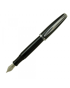 Penna stilografica con cappuccio con apertura a svitamento. Punta media, fornita in elegante astuccio.