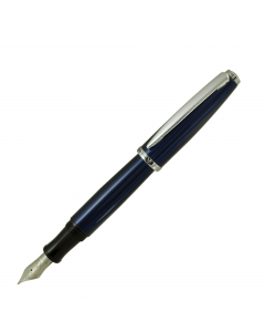 Penna stilografica con cappuccio con apertura a svitamento. Punta media, fornita in elegante astuccio.
