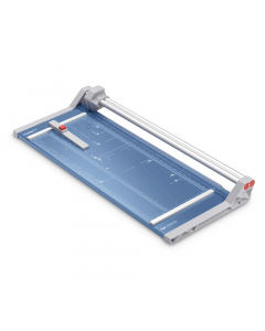 taglierina a rullo con pressino automatico trasparente - squadra laterale - piano quadrettato con linee in formato DIN e suddivisione in cm - lama circolare rotante molata - lama inferiore molata. 
Marginatore posteriore regolabile. 
Opzionale barra per r