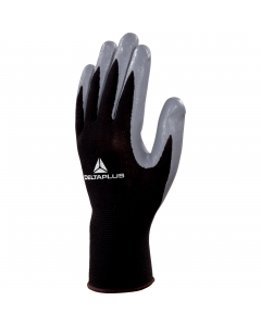 In maglia 100% poliestere. Spalmatura 100% nitrile su palmo e punta delle dita. Finezza 13. Particolarmente resistenti all' usura all'abrasione e allo strappo. Ottima destrezza. Impieghi: Manipolazione di pezzi a contatto con oli, grassi e vernici. Catego