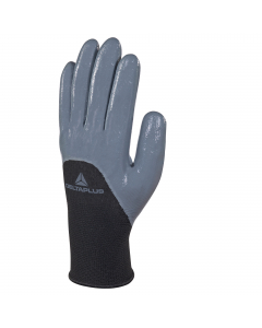 GUANTO IN MAGLIA DI POLIESTERE - SPALMATURA IN NITRILE NEL PALMO DITA E SEMI DORSO. Finezza 13. colore: grigio/nero. Categoria DPI: 2. Certificazione CE. Conformità alle norme EN388:2016 e EN420:2003+A1:2009.