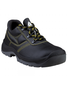 Scarpa con tomaia in Pelle crosta pigmentata. Fodera: Poliammide mesh. Soletta di pulizia staccabile preformata. Sopra poliestere su EVA. Suola Iniettata, PU doppia densità. Puntale resistente agli urti. Suola con rilievi resistente allo scivolamento. Pro