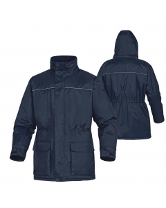 Parka in poliestere rivestito in PVC adatto per freddi estremi (-20°C). Cuciture impermeabili. Chiusura zip anti-freddo sotto baverina stringente a pressione. Vita regolabile tramite elastico. 4 tasche. Fodera in taffetà poliestere foderato.Cappuccio imbo