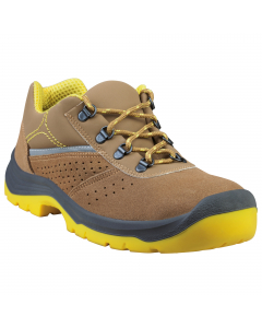 Scarpa bassa S1P con tomaia in pelle scamosciata perforata. Fodera in poliammide assorbente. Soletta di pulizia staccabile (accoppiato poliammide su EVA). Suola iniettata - PU doppia densità. Puntale di sicurezza in acciaio inossidabile. Categoria DPI: 2.