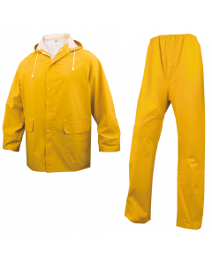 Completo da pioggia giacca + pantalone. Poliestere con spalmatura interna ed esterna in PVC; cuciture saldate. Giacca con cappuccio fisso e chiusura zip antifreddo. Pantalone con elastico in vita e bottoni a pressione in fondo alle gambe. Categoria DPI: 2