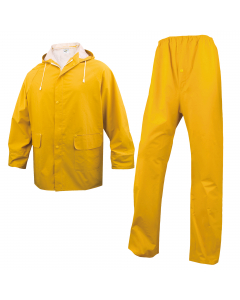 Completo da pioggia giacca + pantalone. Poliestere con spalmatura interna ed esterna in PVC; cuciture saldate. Giacca con cappuccio fisso e chiusura zip antifreddo. Pantalone con elastico in vita e bottoni a pressione in fondo alle gambe. Categoria DPI: 2