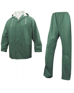 Completo da pioggia giacca + pantalone. Poliestere con spalmatura interna ed esterna in PVC; cuciture saldate. Giacca con cappuccio fisso e chiusura zip antifreddo. Pantalone con elastico in vita e bottoni a pressione in fondo alle gambe. Categoria DPI: 2