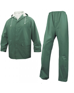 Completo da pioggia giacca + pantalone. Poliestere con spalmatura interna ed esterna in PVC; cuciture saldate. Giacca con cappuccio fisso e chiusura zip antifreddo. Pantalone con elastico in vita e bottoni a pressione in fondo alle gambe. Categoria DPI: 2