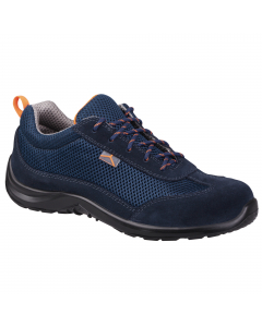 Scarpa bassa S1P con tomaia in pelle scamosciata e poliestere «mesh». Soletta di pulizia staccabile preformata (poliestere su EVA). Suola iniettata - PU mono-densità. Puntale in metallo. Categoria DPI: 2. Certificazione CE. Conformità alle norme EN ISO 20