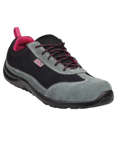 Scarpa bassa S1P con tomaia in pelle scamosciata e poliestere «mesh». Soletta di pulizia staccabile preformata (poliestere su EVA). Suola iniettata - PU mono-densità. Puntale in metallo. Categoria DPI: 2. Certificazione CE. Conformità alle norme EN ISO 20