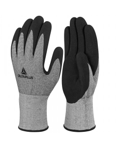 Fibra alte prestazioni Xtrem CUT®. Rivestimento in schiuma di nitrile, finitura granulosa sul palmo e la punta delle dita. Finezza 13. Colore: grigio/nero. Categoria DPI: 2. Certificazione CE. Conformità alle norme EN388:2016 e EN420:2003+A1:2009.