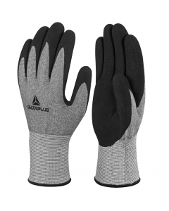 Fibra alte prestazioni Xtrem CUT®. Rivestimento in schiuma di nitrile, finitura granulosa sul palmo e la punta delle dita. Finezza 13. Colore: grigio/nero. Categoria DPI: 2. Certificazione CE. Conformità alle norme EN388:2016 e EN420:2003+A1:2009.