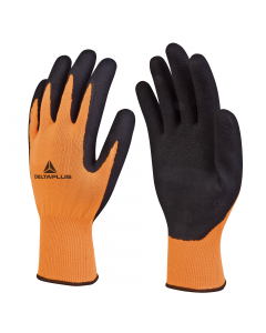 In maglia 100% poliestere fluo di alta qualità. Spalmatura in schiuma di lattice su palmo e punta delle dita, molto flessibile garantisce ottima destrezza. Traspirante, limita la sudorazione. Colore arancio fluo e nero. Categoria DPI: 2. Certificazione CE