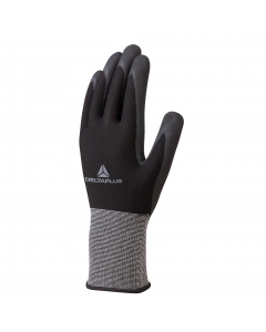 Guanto in poliestere/spandex. Spalmatura nitrile su palmo e punta delle dita. Puntini nitrile su palmo. Finezza 15. Categoria DPI: 2. Certificazione CE. Conformità alle norme EN420:2003+A1:2009 e EN388:2016+A1:2018.