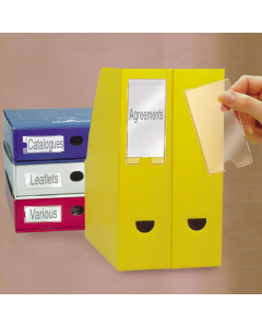 Portaetichette in polipropilene autoadesivi, permanenti e trasparenti, dotati di etichette di carta scrivibili, stampabili e intercambiabili. Comoda apertura a semicerchio che permette di inserire e rimuovere agevolmente gli inserti. Ideali per contrasseg