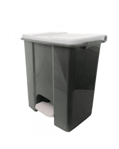 Contenitore in polipropilene plastica riciclata (minimo 70%); sistema d’apertura del coperchio in plastica; coperchi disponibili in vari colori per incentivare la raccolta differenziata; ampio pedale per utilizzo conforme al metodo HACCP; maniglia di tras
