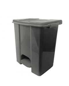 Contenitore in polipropilene plastica riciclata (minimo 70%); sistema d’apertura del coperchio in plastica; coperchi disponibili in vari colori per incentivare la raccolta differenziata; ampio pedale per utilizzo conforme al metodo HACCP; maniglia di tras