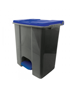 Contenitore in polipropilene plastica riciclata (minimo 70%); sistema d’apertura del coperchio in plastica; coperchi disponibili in vari colori per incentivare la raccolta differenziata; ampio pedale per utilizzo conforme al metodo HACCP; maniglia di tras