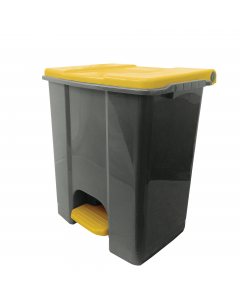 Contenitore in polipropilene plastica riciclata (minimo 70%); sistema d’apertura del coperchio in plastica; coperchi disponibili in vari colori per incentivare la raccolta differenziata; ampio pedale per utilizzo conforme al metodo HACCP; maniglia di tras