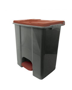 Contenitore in polipropilene plastica riciclata (minimo 70%); sistema d’apertura del coperchio in plastica; coperchi disponibili in vari colori per incentivare la raccolta differenziata; ampio pedale per utilizzo conforme al metodo HACCP; maniglia di tras