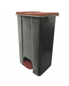 Contenitore in polipropilene plastica riciclata (minimo 70%); sistema d’apertura del coperchio in plastica; coperchi disponibili in vari colori per incentivare la raccolta differenziata; ampio pedale per utilizzo conforme al metodo HACCP; maniglia di tras