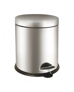 Pattumiera a pedale Bin Basic in acciaio inox AISI 410; maniglia di trasporto richiudibile in plastica; pedale in metallo con rivestimento in plastica per utilizzo conforme al metodo HACCP; base in plastica. Finitura: Brillante. Capacità: 5L. Peso: 0,96 k