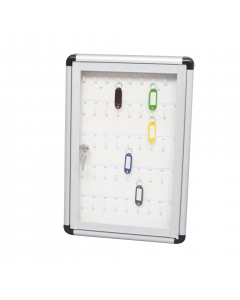 BACHECA MURALE CON PANNELLO IN ACCIAIO LACCATO E GANCI NUMERATI. STRUTTURA IN ALLUMINIO ANODIZZATO. ANTA BATTENTE IN ACRILICO CON SERRATURA. Le file dei ganci distano fra loro (sopra e sotto) di 6,3cm. DIMENSIONI (BXH): 30X45CM - 45 POSTI CHIAVE