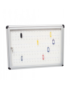 BACHECA MURALE CON PANNELLO IN ACCIAIO LACCATO E GANCI NUMERATI. STRUTTURA IN ALLUMINIO ANODIZZATO. ANTA BATTENTE IN ACRILICO CON SERRATURA.  Le file dei ganci distano fra loro (sopra e sotto) di 6,3cm.  DIMENSIONI (HXBXP): 45X60X4,5CM - 90 POSTI CHIAVE