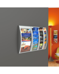 Elegante espositore da muro in polistirene. Disponibile per formati a4, a5 e 1/3 a4. I diversi moduli possono essere affiancati per creare pannelli espositivi. 5 tasche 1/3 a4 . Dimensioni: 18,1x9,5x65cm