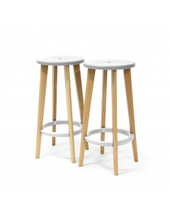 Sgabelli con seduta e anello poggiapiedi in robusto ABS e gambe in faggio verniciato. Altezza della seduta 76cm. Dimensioni: Ø33cm - H76cm. Consegnato smontato (di facile assemblaggio).