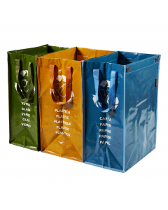 Set 3 contenitori per la raccolta differenziata di vetro, plastica e carta in 3 diversi colori. Contenitore carta: cm. 22x35xh49 - contenitore vetro: cm. 20x35xh48 - contenitore plastica: 26x35xh49 - Ogni contenitore è dotato di velcro e maniglie. MADE IN