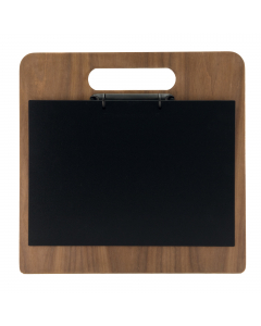Porta menù in legno a tagliere con 2 anelli in metallo laccato nero. Completo con lavagnetta sottile nera scrivibile e utilizzabile come copertina del menù. Pennarello incluso. Dimensioni: 32,7x30x2,6cm.