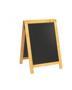 Lavagna a cavalletto con doppia faccia, realizzata in legno laccato resistente agli agenti atmosferici. Finitura rustica e naturale. Superficie di scrittura non porosa, antigraffio e facile da pulire. Completata con componenti in acciaio inossidabile. Sop