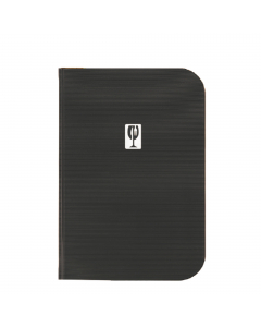 Portamenù in PVC nero motivo rigato in formato A4 o A5. Placca di metallo stilizzata sulla copertina. Formato da 4 buste trasparenti saldate sul dorso e 2 buste saldate sulle facce interne della copertina (per contenere in totale di 10 fogli). Dimensioni: