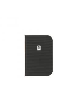 Portamenù in PVC nero motivo rigato in formato A4 o A5. Placca di metallo stilizzata sulla copertina. Formato da 4 buste trasparenti saldate sul dorso e 2 buste saldate sulle facce interne della copertina (per contenere in totale di 10 fogli). Dimensioni: