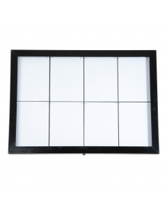 Espositore in acciaio battuto colore nero. Resistente alle intemperie, chiusura con chiave. Illuminata internamente da luci a LED bianche. Telecomando,  e cavo da 5 metri inclusi. Pannello metallico e magneti all’ interno. Può esser agganciato al muro (ki